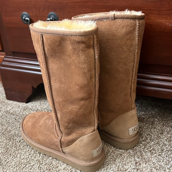 UGG BOOTS - Picture 2 of 3